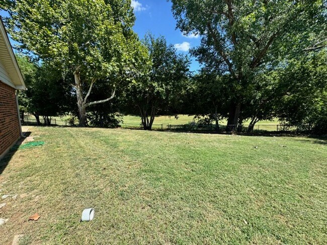 Building Photo - 3 bed 2 bath house now available for lease