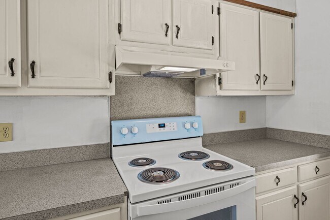 Building Photo - Charming Rental in Central Location