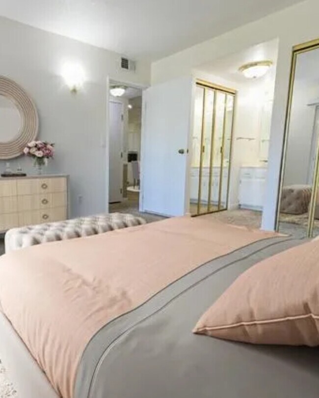 Building Photo - 245 N Vine St