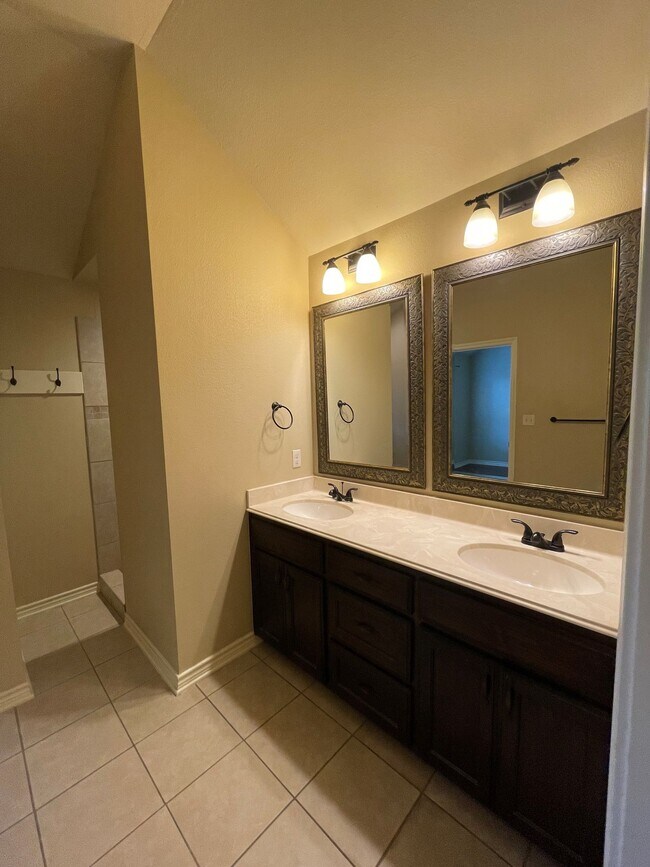 Building Photo - Gorgeous 3-bed/1-bath with garage!