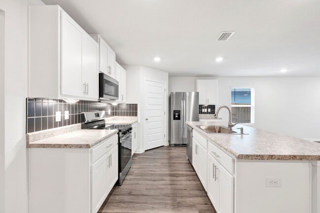 Building Photo - Spacious 5 Bedroom Home with Community Pool