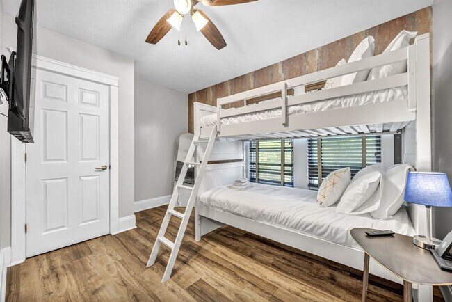 Building Photo - 1501 E 105th St