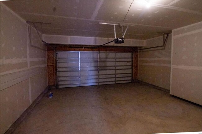 Building Photo - 3 bedroom, 2.5 bath, 2 car garage, 2 story...