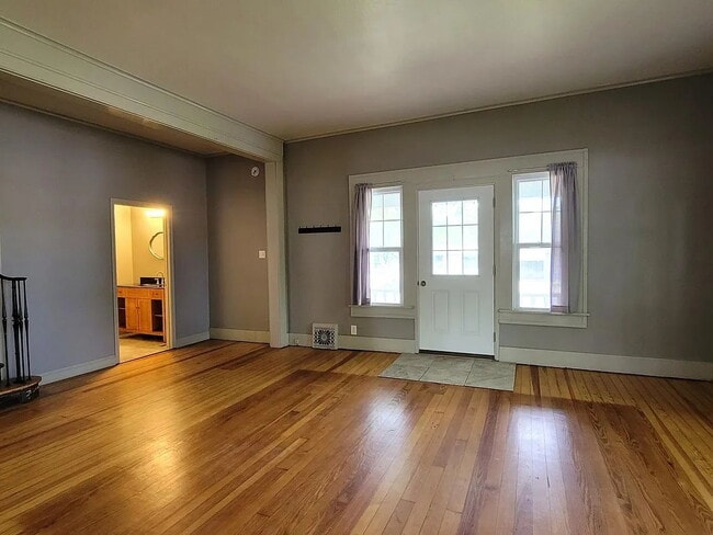 Building Photo - "Spacious 5-Bedroom Retreat with Fireplace Charm on S Broadway!"