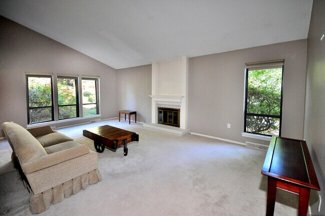 Building Photo - 16 Applewood Ln