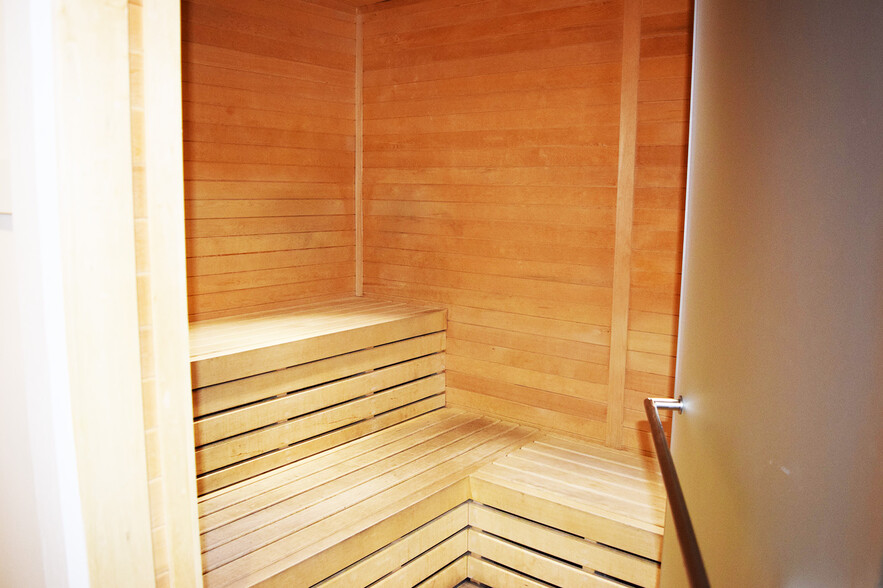 Sauna - 1001 Queen St