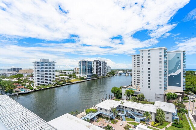 Building Photo - 715 Bayshore Dr