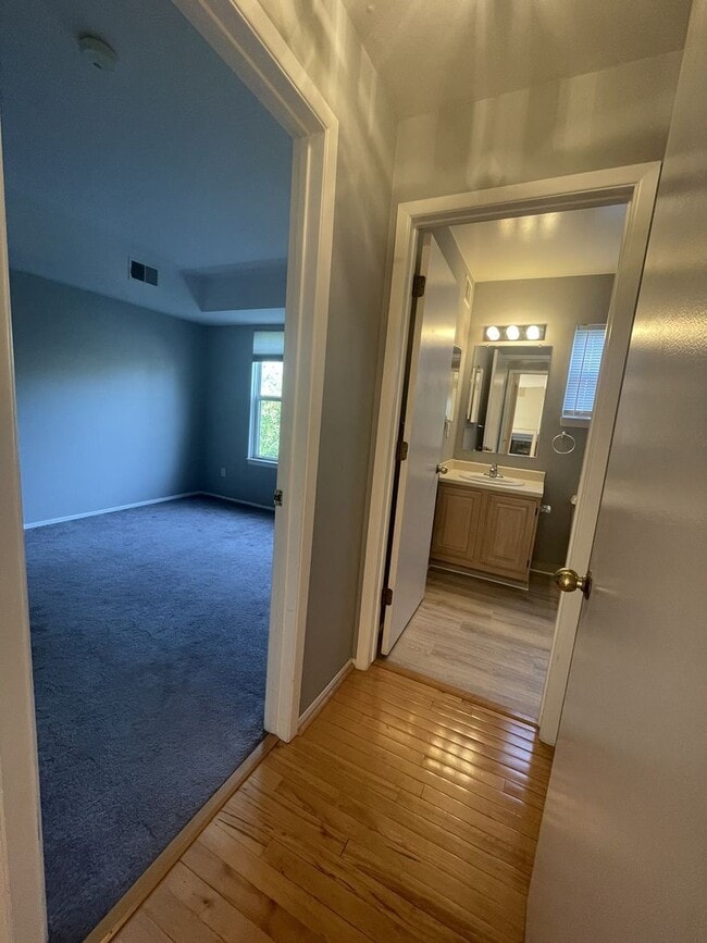 Building Photo - Three Bedroom Two Bath Condo | Laundry, Parking, & Central AC