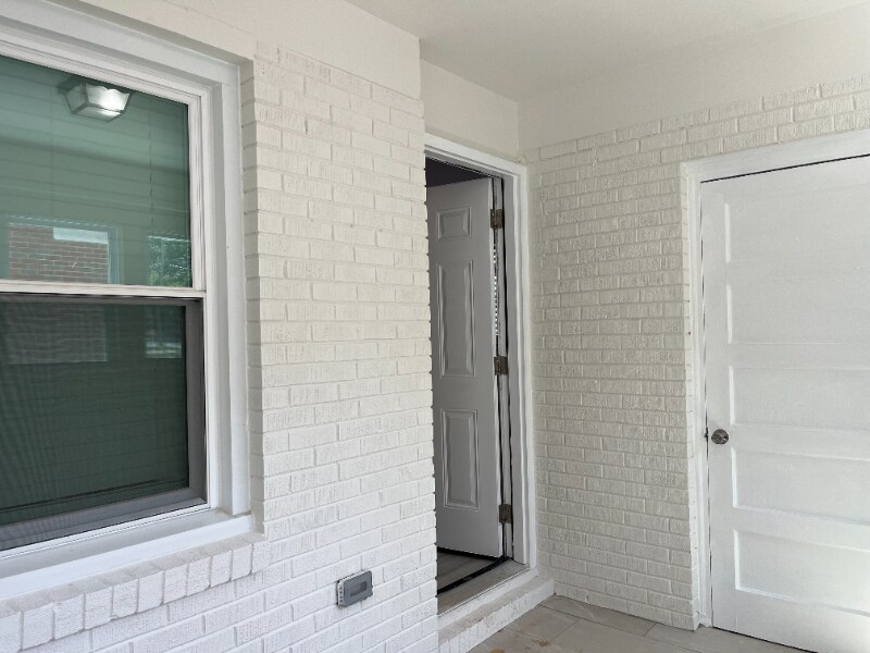 Building Photo - 2730 Eastway Dr