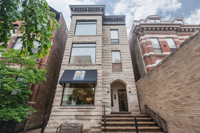 Building Photo - REMODELED 3 Bedroom & 2 Bathroom Apartment in the Heart of Lincoln Park!