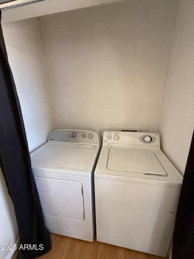 Building Photo - 851 E 9th St