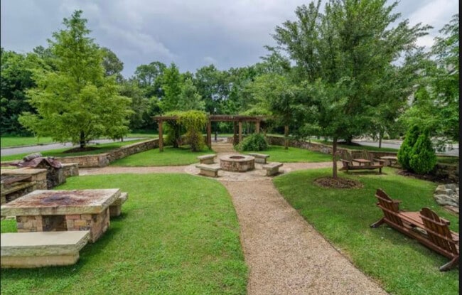 Building Photo - 1444 Channing Dr