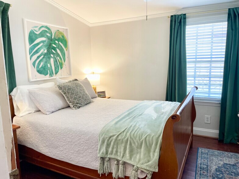215- bedroom #1, queen bed - 215 W Taylor St
