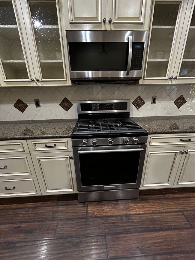 Building Photo - 3 Bedroom 2.5 Half Bath Home in Tuscany Vi...