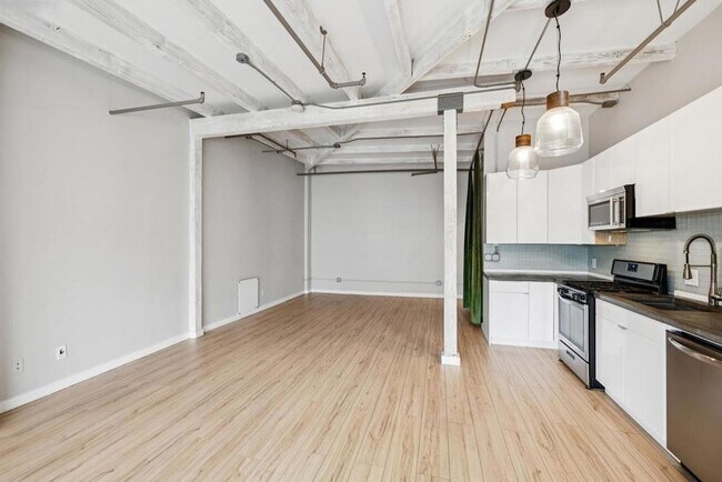 Building Photo - Stunning West Oakland Live Work Loft w/ Ground Floor Studio
