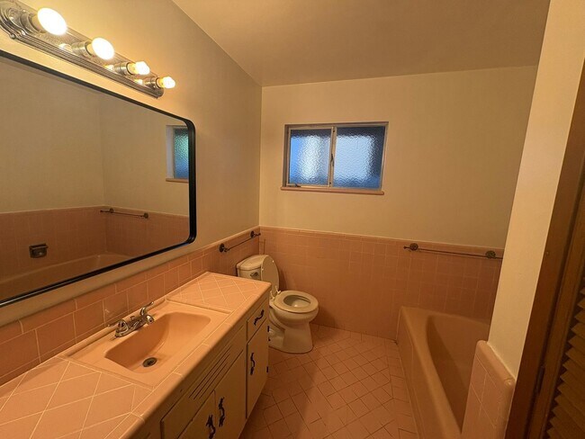 Building Photo - IMMEDIATE MOVE IN! Charming Vintage Sacramento 3 Bed / 1.5 Bath Home with Large Private Yard