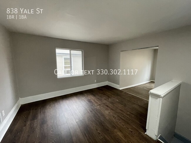 Building Photo - One bedroom one bathroom second level apar...