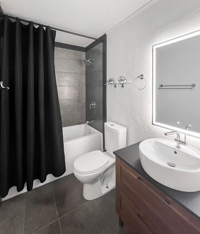 Building Photo - Remodeled 3-Bedroom Single Family Home wit...