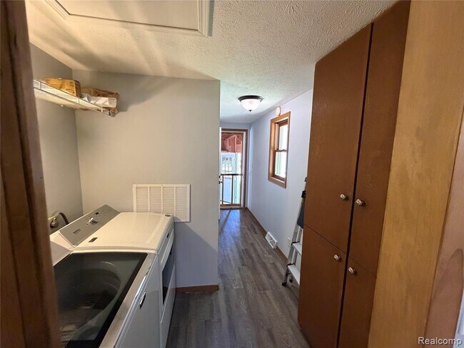 Building Photo - 8427 Carols Dr