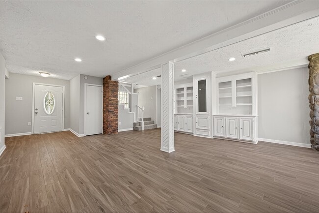 Building Photo - 1305 St Lawrence River Rd