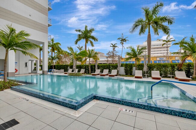 Building Photo - 155 E Boca Raton Rd