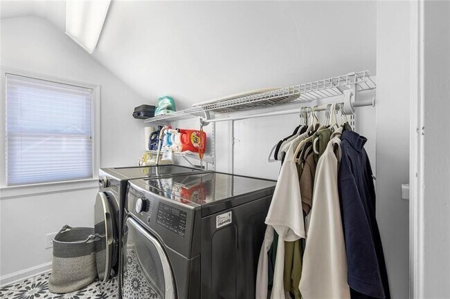 Building Photo - 346 Redland Rd NW