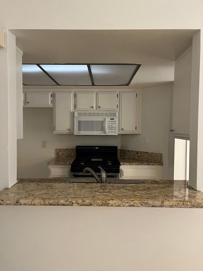 Building Photo - Spacious 2-Bedroom Condo on the First Floo...