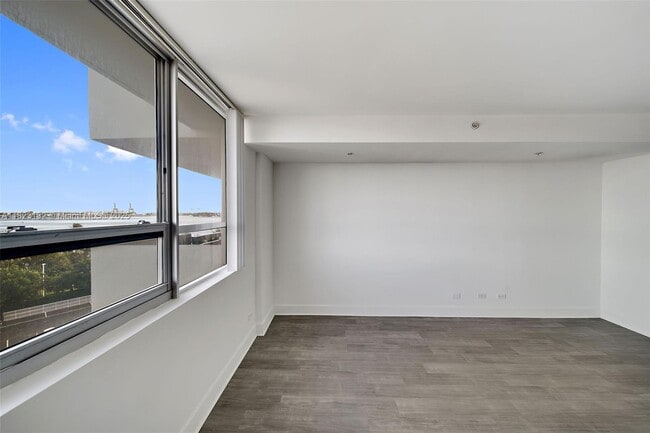 Building Photo - 1500 Bay Rd