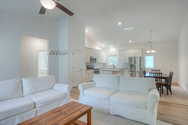 Building Photo - Charming 3 Bed, 2 Bath Home in Peaceful Ru...