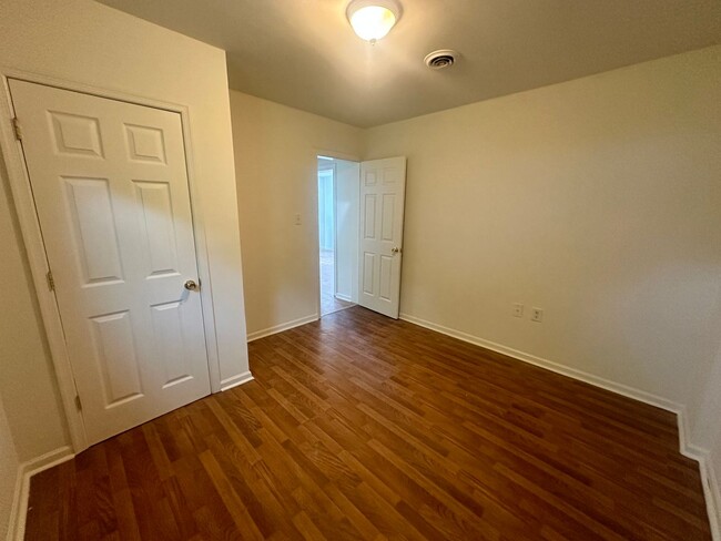 Building Photo - 422 Longwood Ave