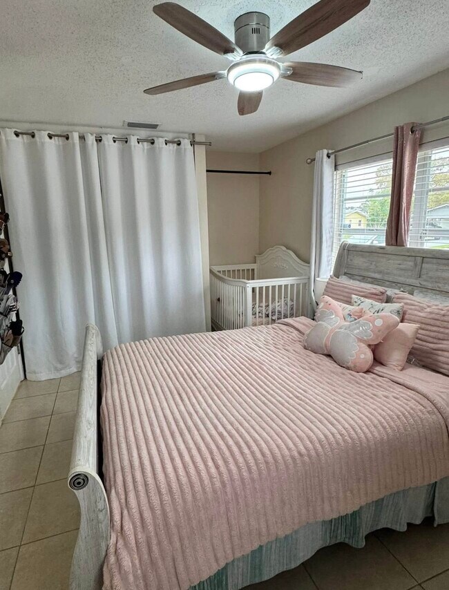 Building Photo - 748 Altura St