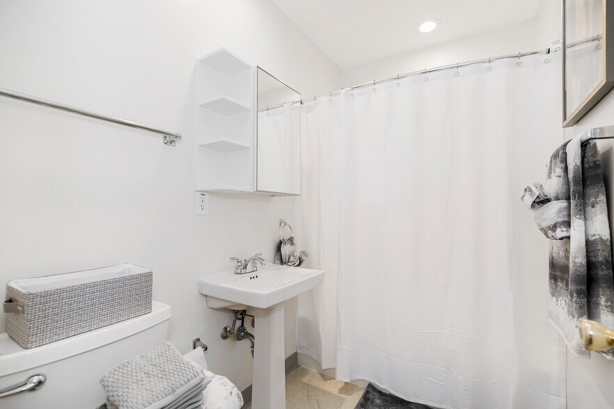 Bathroom - 621 W 43rd St