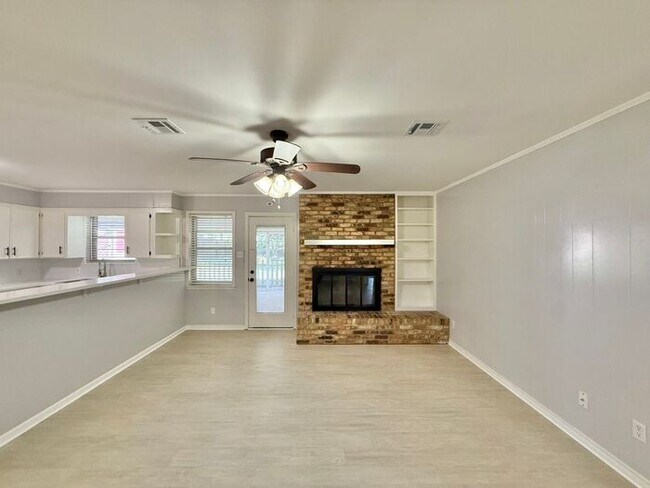 Building Photo - Charming 3-Bedroom Home! Tour Today!