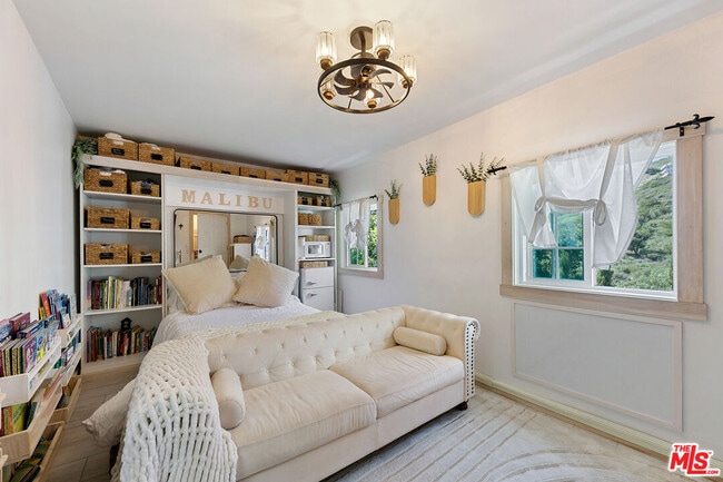 Building Photo - 2851 Seabreeze Dr