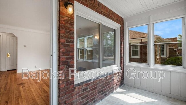 Building Photo - 1074 Moran Ave