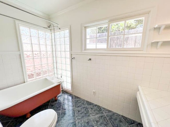 Building Photo - EASTSIDE BUNGALOW LONG BEACH