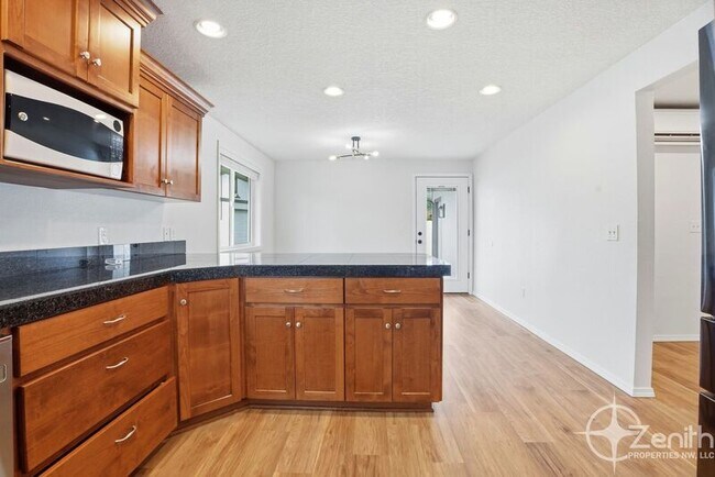 Building Photo - 13801 NE 40th St