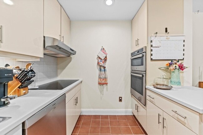 Building Photo - 200 Shearwater Ct W