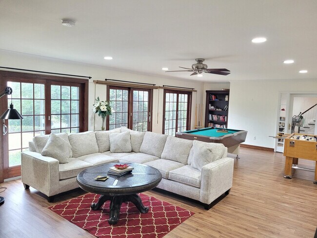 Building Photo - 2017 Woodford Rd