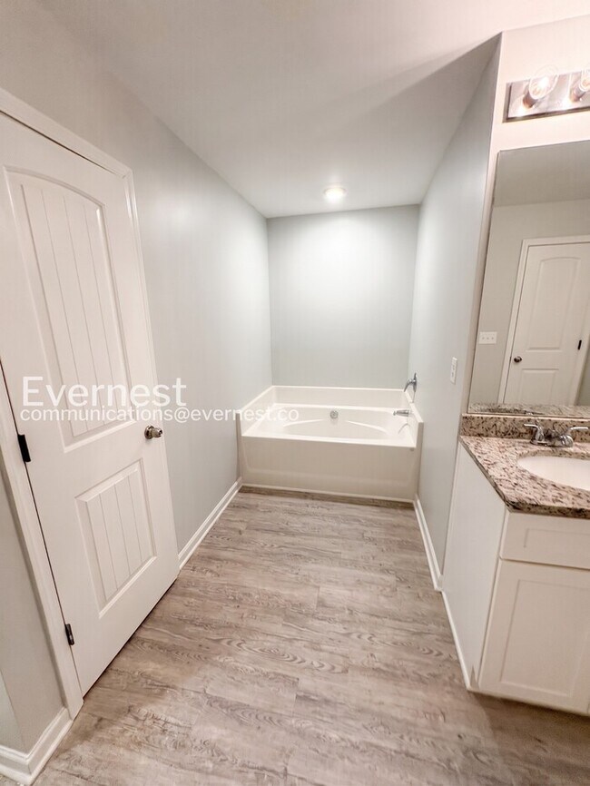 Building Photo - 3 Bed/2.5 Bath Home with Garage / Pet-Friendly / Coming Soon!