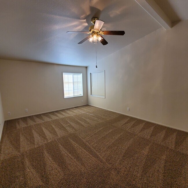 Building Photo - Pet Friendly 3bed : 2bath home w/ Garage &...