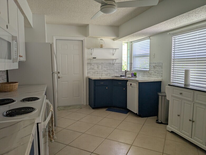 Building Photo - 4418 Parrot Ave