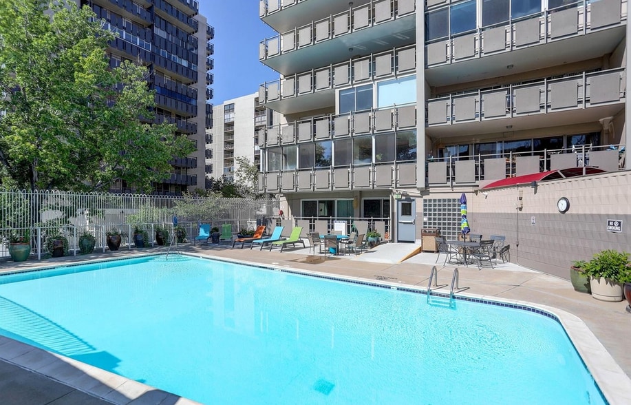 Pool - 800 N Washington St