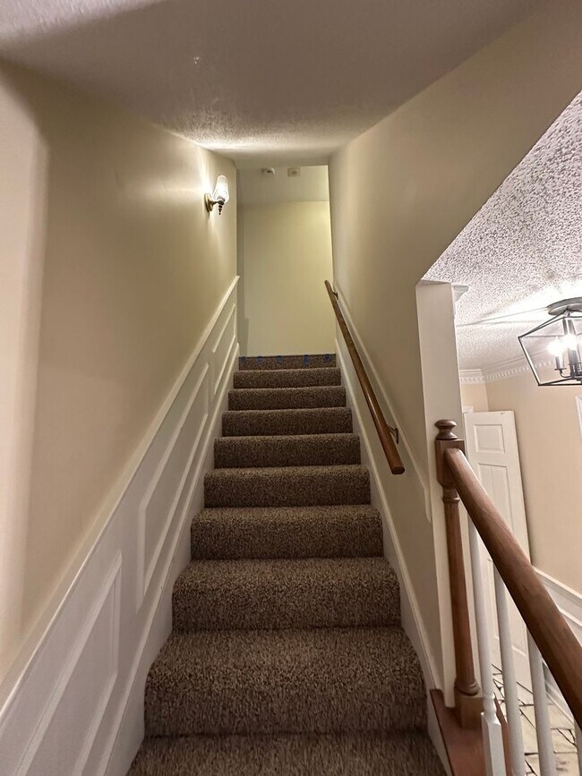 Building Photo - Showings may begin 7/1/26. Spacious Germantown home! Walking distance to Farmington Elementary. S...