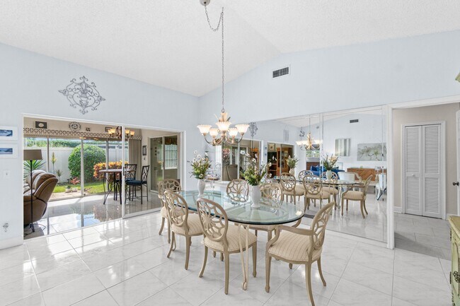 Building Photo - 10990 Greentrail Dr S