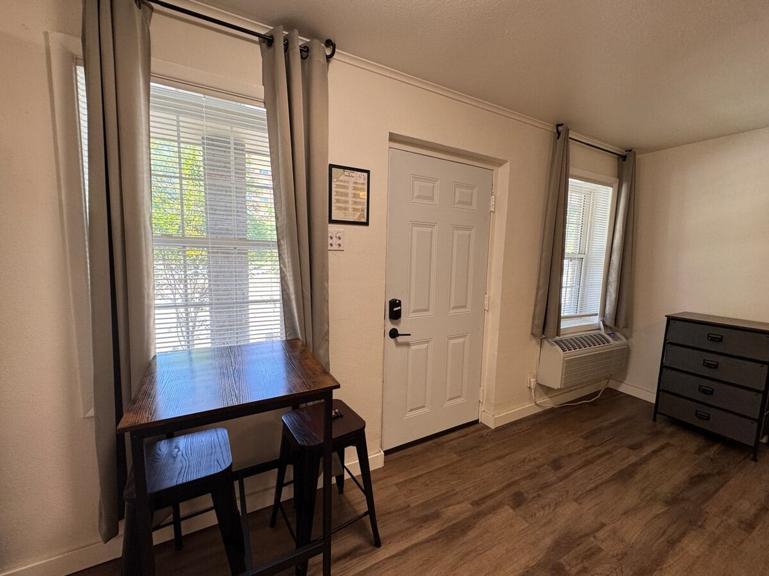 Building Photo - 806 S Elm St