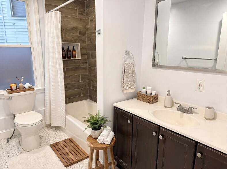 Building Photo - 24 Elm St