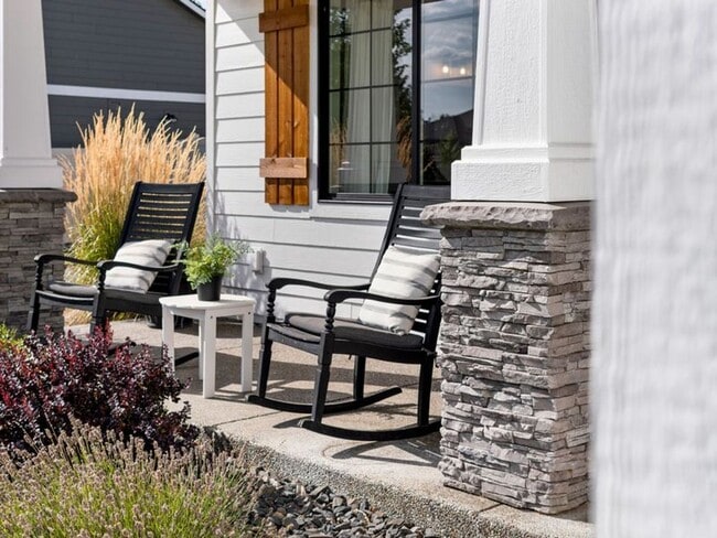 Building Photo - Fully Furnished Luxury 3-Bed, 2-Bath Home ...