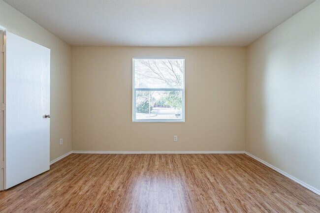 Building Photo - 1000 Bumble Bee Dr