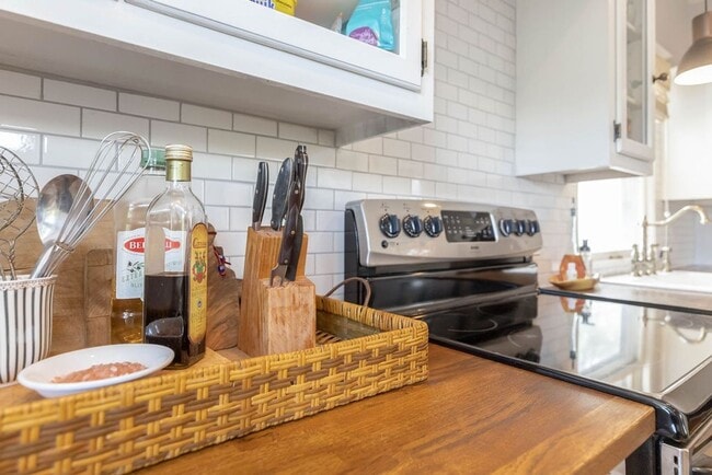 Building Photo - Fantastic West Plaza Bungalow